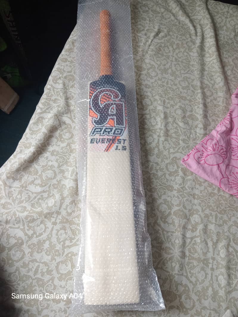 Brand New CA Evrest Bat with gloves 4