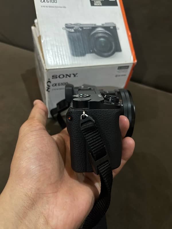 sony alpha 6100 with box kit lens and 2 batteries 2