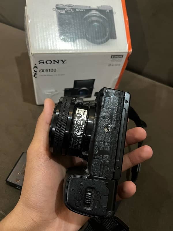 sony alpha 6100 with box kit lens and 2 batteries 3