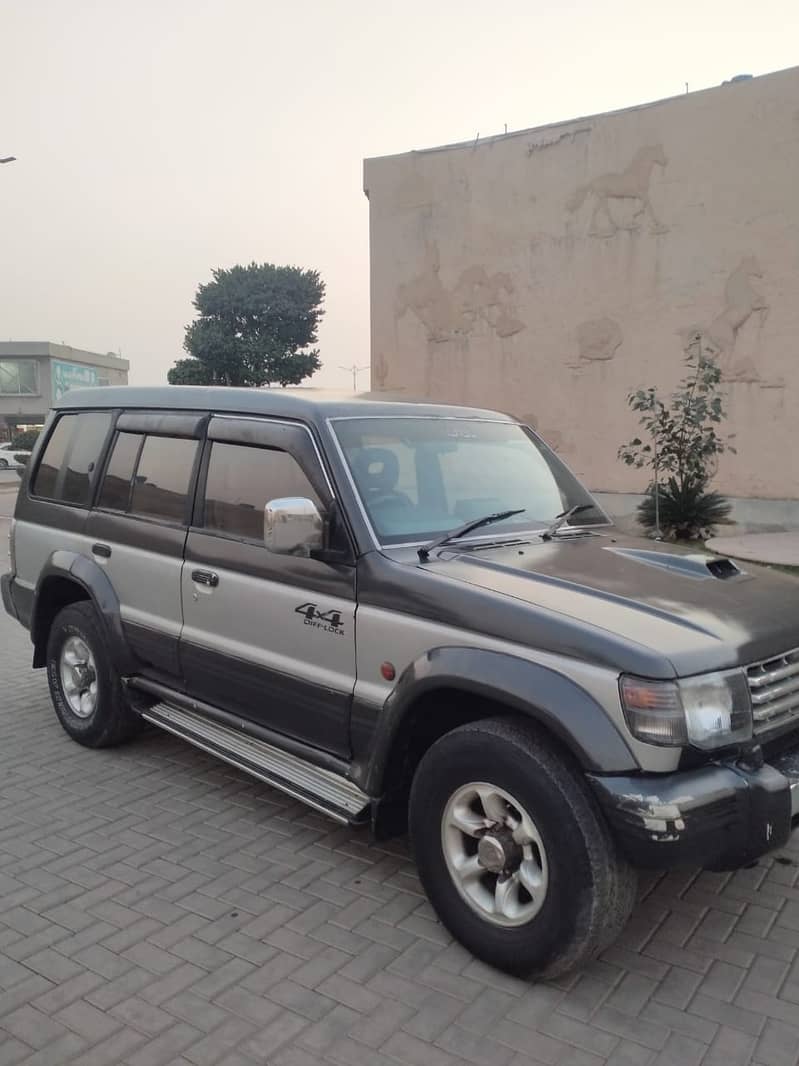 Mitsubishi Pajero look like a new car jeep 12