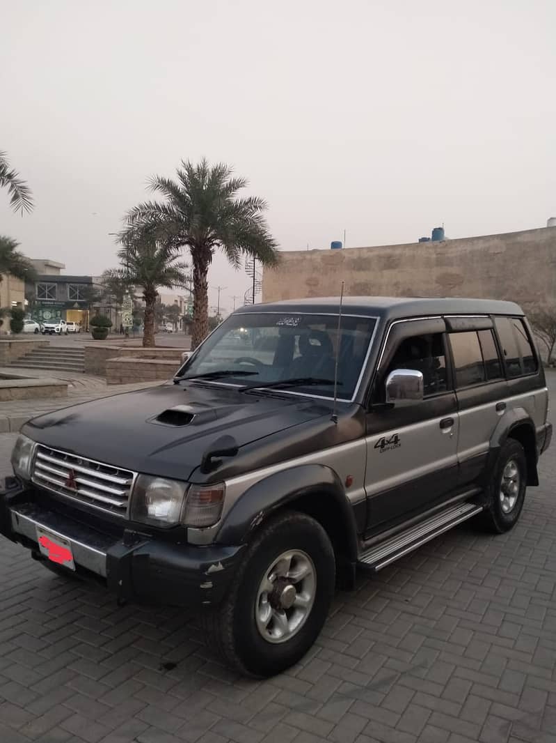 Mitsubishi Pajero look like a new car jeep 18