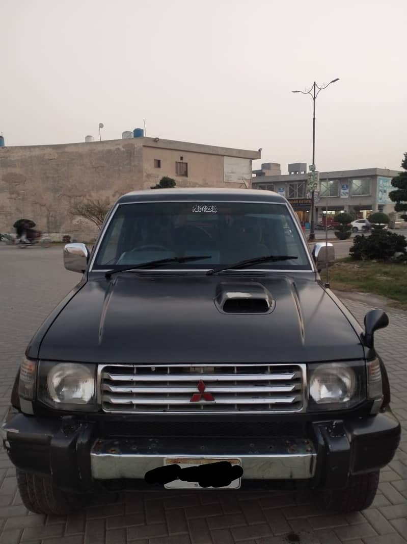 Mitsubishi Pajero look like a new car jeep 19