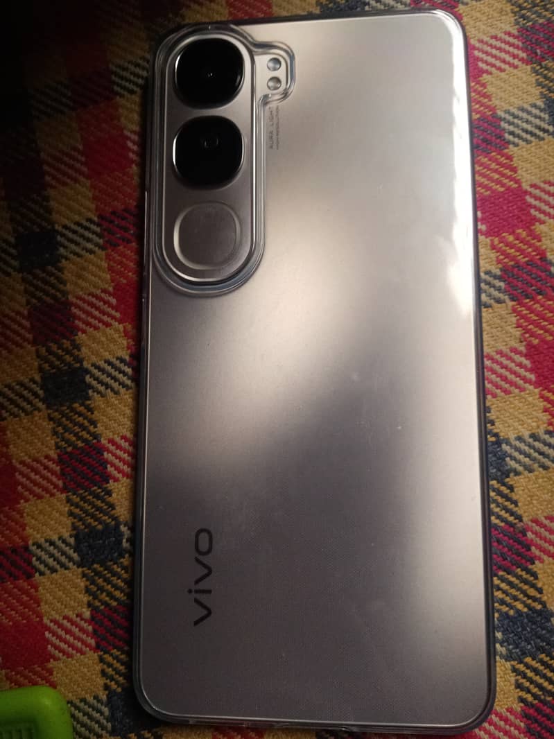 Vivo Y200 titanium silver 0