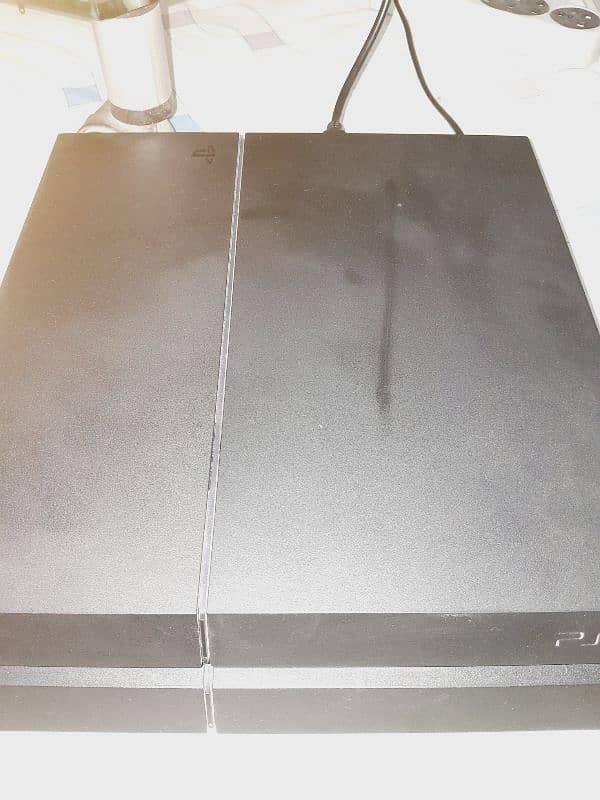 10/9 condition ps4 UK edition hardly used with 2 controller and games 0