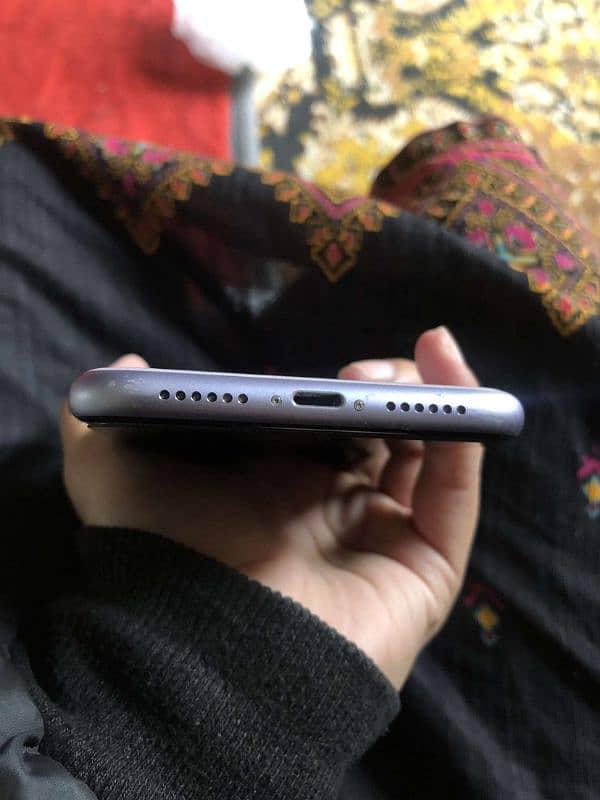 IPHONE 11 (Lilac colour) non pta 5