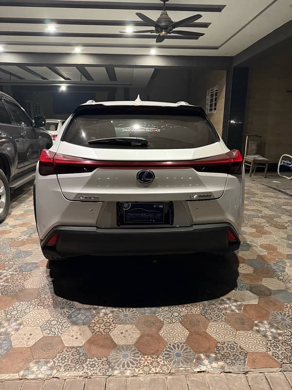 Lexus UX 300e 4