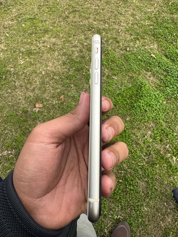 iphone 11 non pta jv 10/10 64gb with charger 4