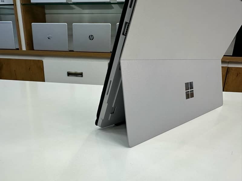 Microsoft Surface pro 7 Core i5 10-th Gen 8 GB RAM 256 GB SSD 3