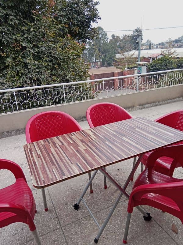 Wooden Dining table with 6 plastic chairs 1