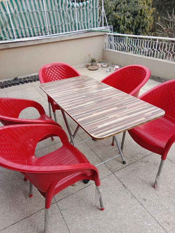 Wooden Dining table with 6 plastic chairs 2