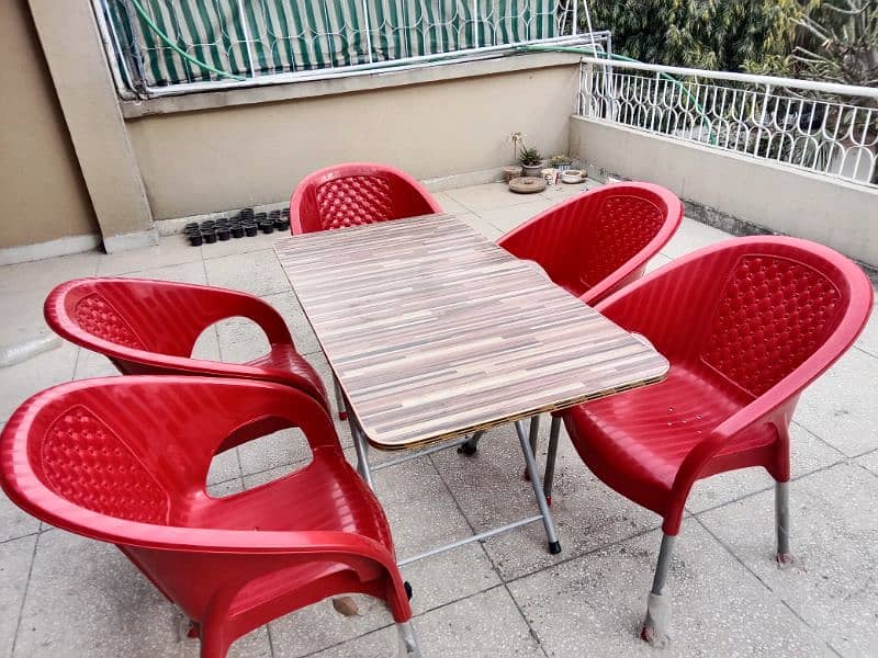 Wooden Dining table with 6 plastic chairs 4