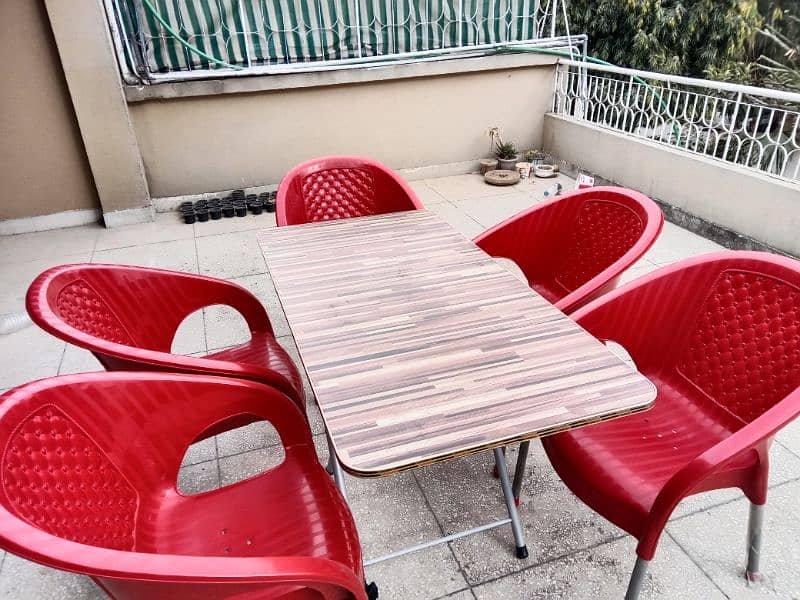 Wooden Dining table with 6 plastic chairs 5