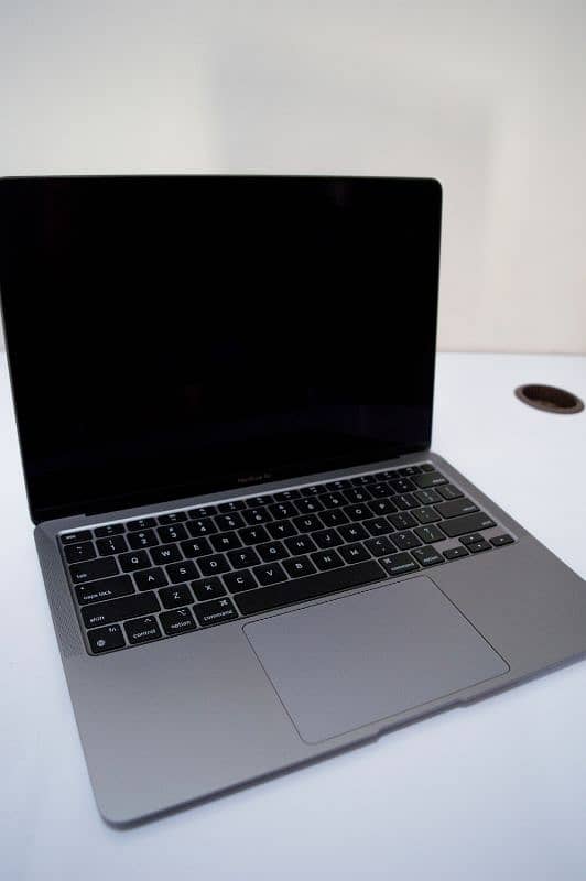 Macbook Air M1 2020 in new 10/10 condition 3