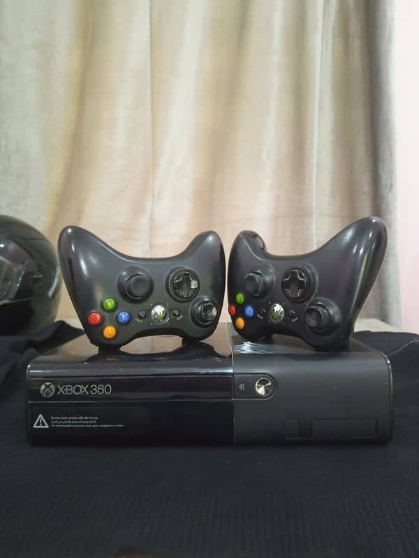 Xbox 360 E (Ultra slim) with Kinect and free games 0