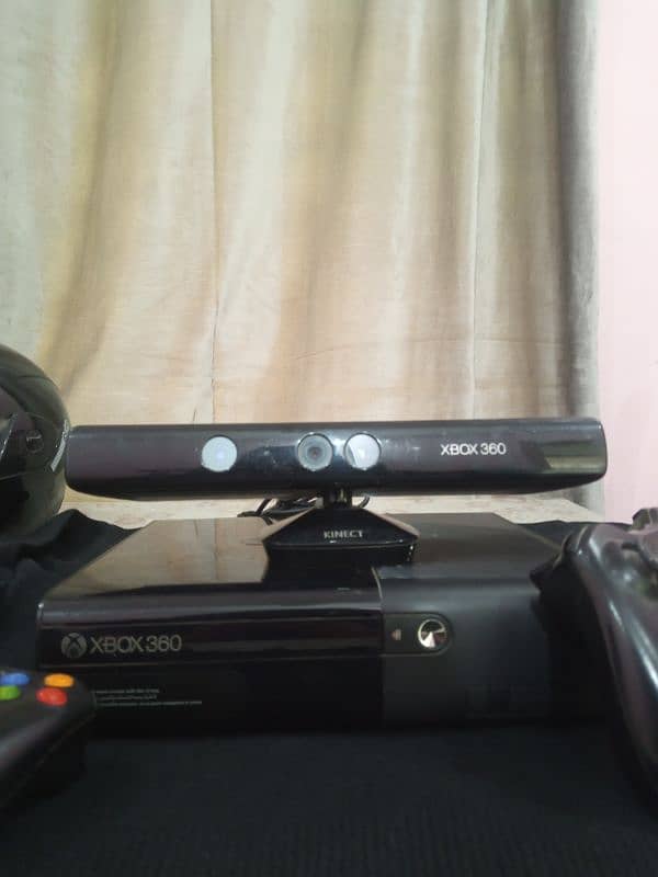 Xbox 360 E (Ultra slim) with Kinect and free games 3