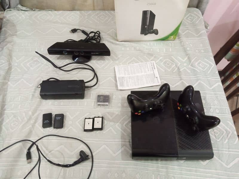 Xbox 360 E (Ultra slim) with Kinect and free games 7