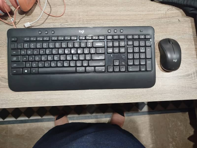 Logitech MK540 Wireless Keyboard & Mouse Combo 1