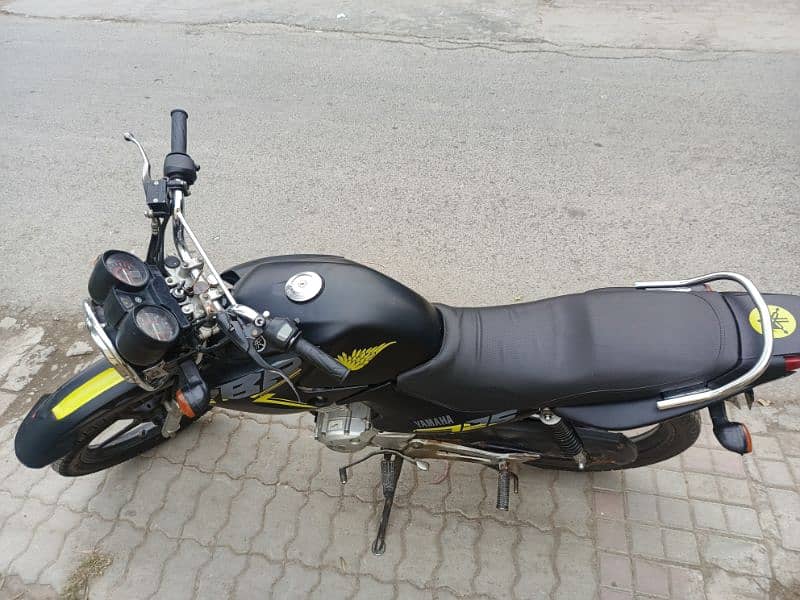 Urgent sale Yamaha Ybr 125G  Black color with golden Number 6