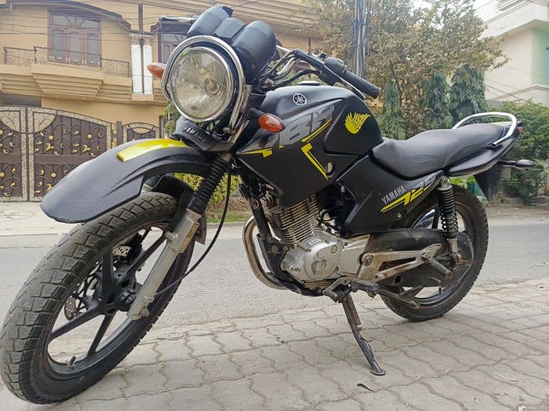 Urgent sale Yamaha Ybr 125G  Black color with golden Number 8