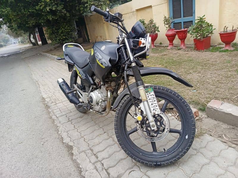 Urgent sale Yamaha Ybr 125G  Black color with golden Number 9