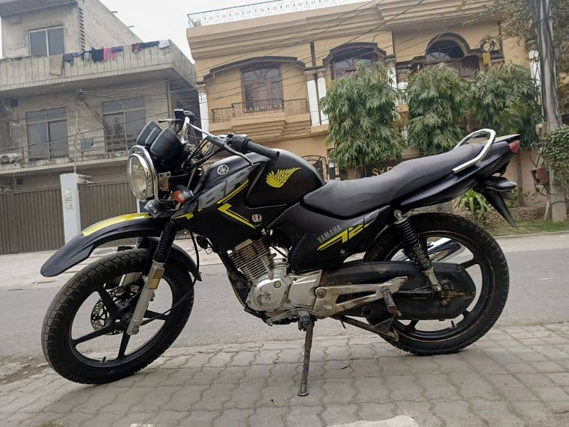 Urgent sale Yamaha Ybr 125G  Black color with golden Number 10