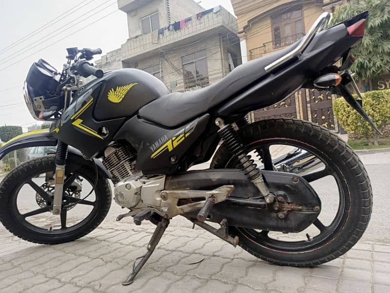 Urgent sale Yamaha Ybr 125G  Black color with golden Number 11