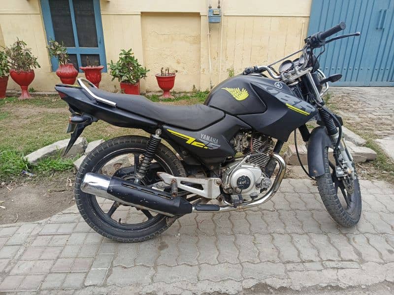 Urgent sale Yamaha Ybr 125G  Black color with golden Number 12