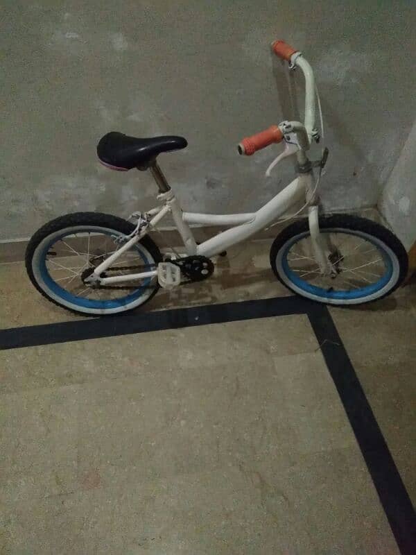 small cycle . good condition. dubai se aya hy 7