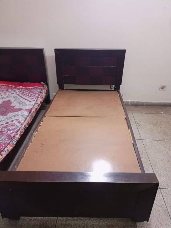 single beds (2 pieces + one side table) 1