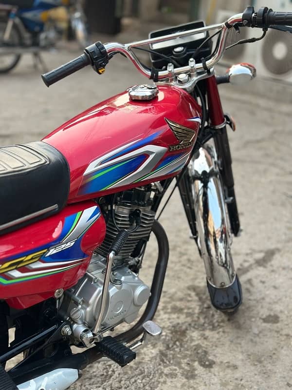 Honda 125 , 2022 model , full genuine , First owner . 1