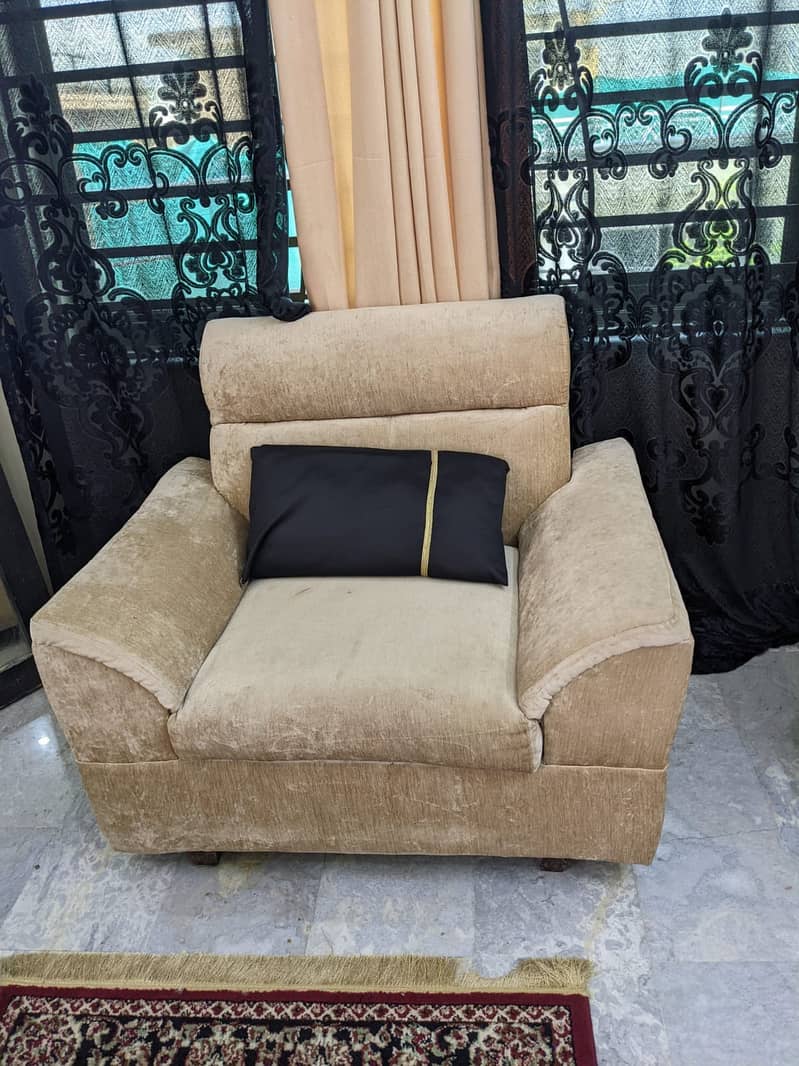 Urgent sale sofa 6