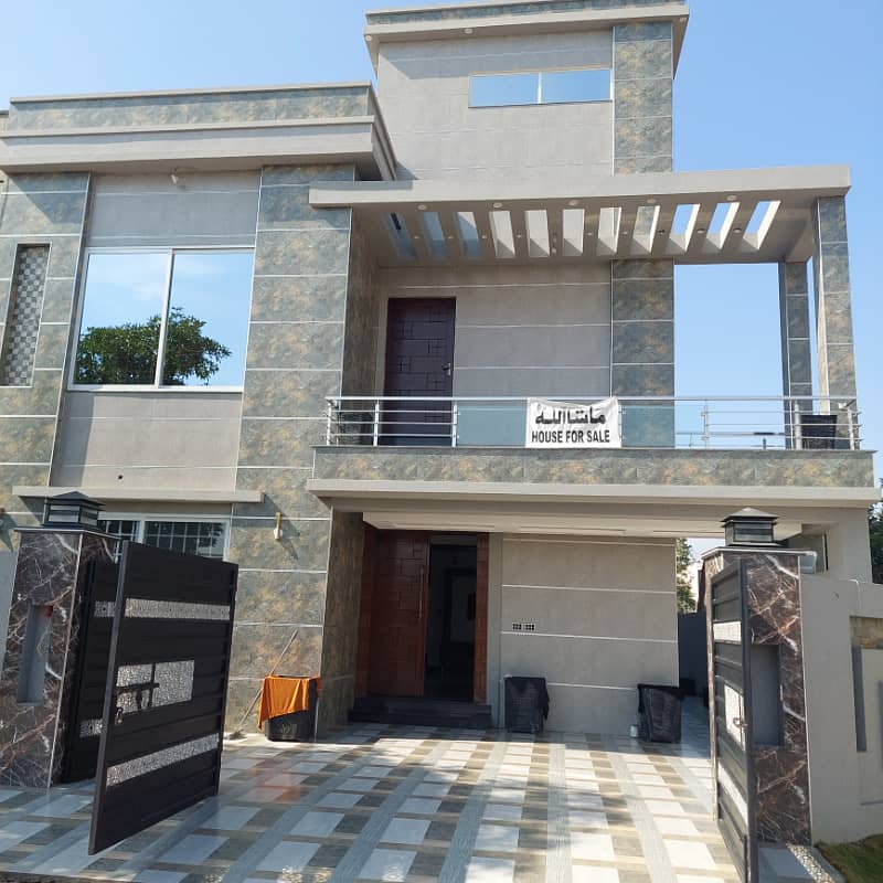 10 Marla Facing Park, for Sale in Overseas Block< bahria TOwn, lahore 0