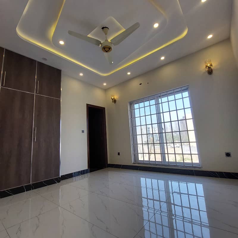 10 Marla Facing Park, for Sale in Overseas Block< bahria TOwn, lahore 16