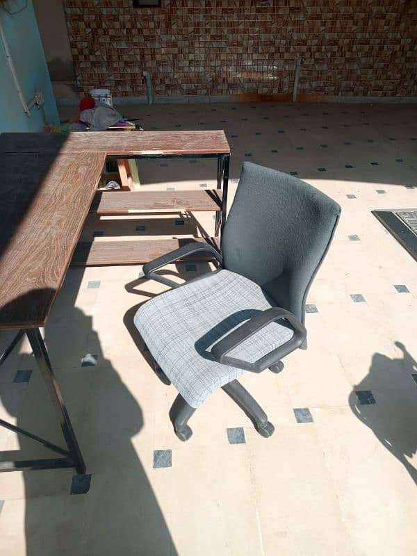 L shaped study table with rolling chair 3