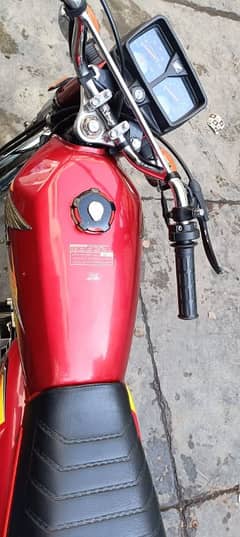 honda 125 red colour  in very good condition ist owner registered