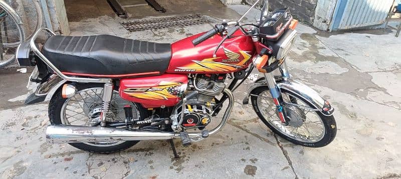 honda 125 red colour  in very good condition ist owner registered 1