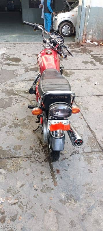 honda 125 red colour  in very good condition ist owner registered 2