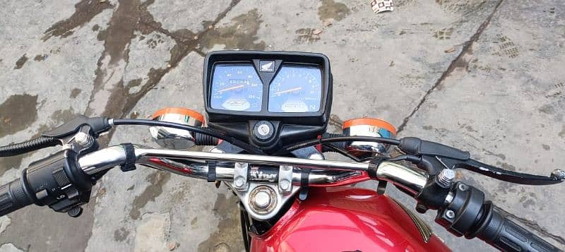 honda 125 red colour  in very good condition ist owner registered 4