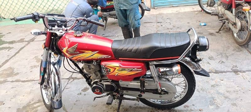 honda 125 red colour  in very good condition ist owner registered 6