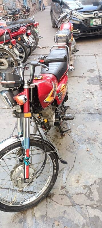 honda 125 red colour  in very good condition ist owner registered 8