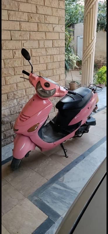 united scooty 80cc 4 stroke pink colour 0