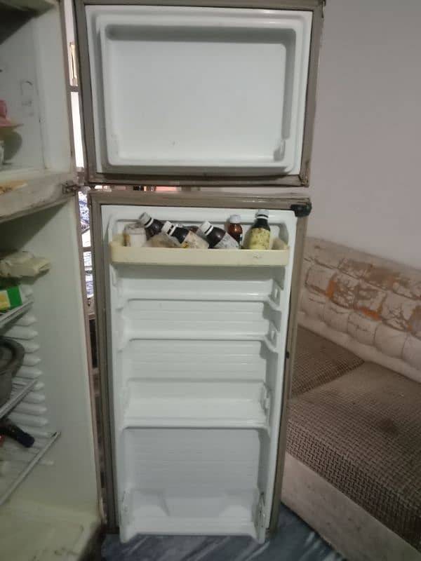 dawlance medium size fridge 4