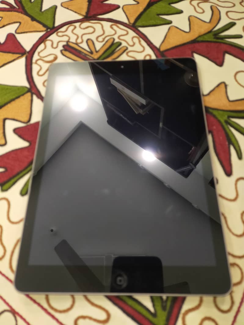 iPad Air 1st Gen - 32GB ROM, 1GB RAM - Excellent Condition 1