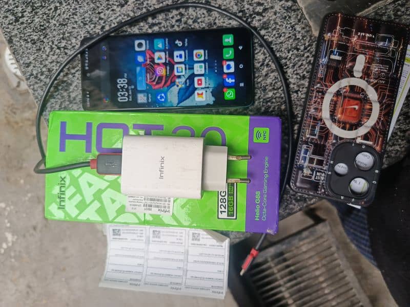 03076039750  HOT 30 . . Ram 8gb  Rom 128. . Helio g88 7