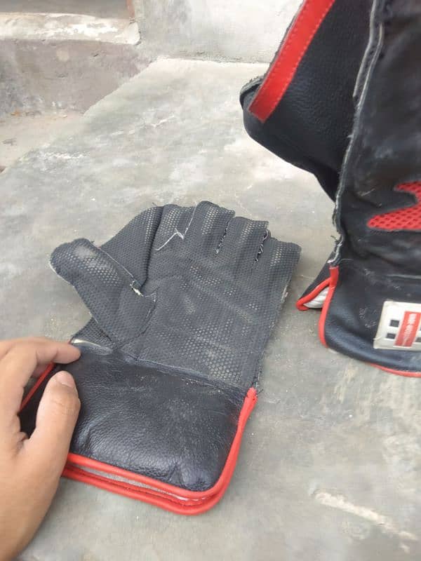 grainikels wicket keeping gloves single hand use 10 by 8 condition 2