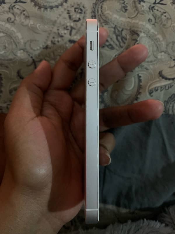 Iphone 5s 10/10 condition 1