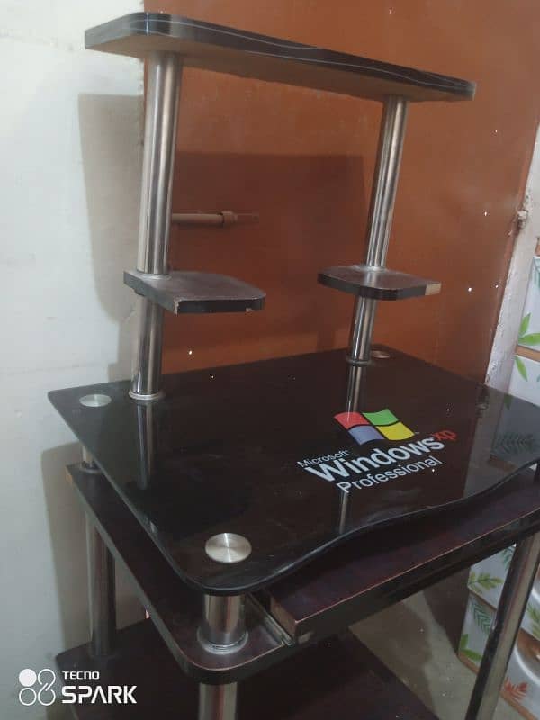 computer table for sell (urgent) in 5 thousand rupees. 2