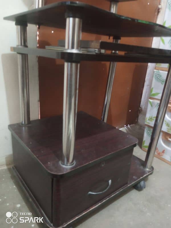 computer table for sell (urgent) in 5 thousand rupees. 3