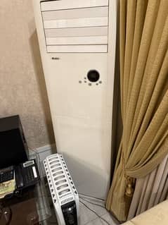 GREE CABINET AC , almost new