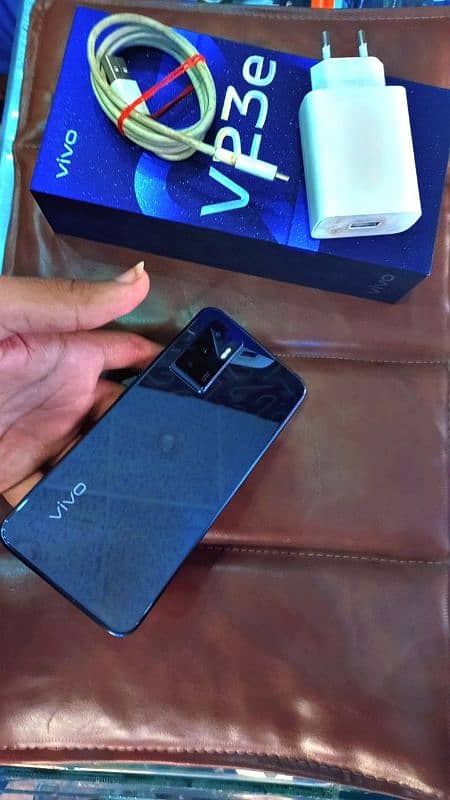 vivo v23e with original  box and original  charger 0